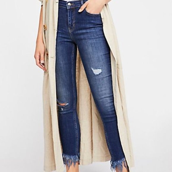 Free People Denim - Free People Medium Wash Frayed Skinny Jeans 27